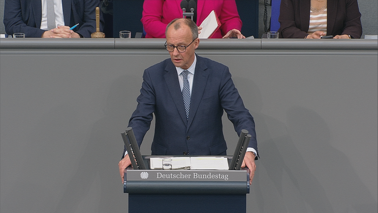 Friedrich Merz hält eine Rede im Bundestag.