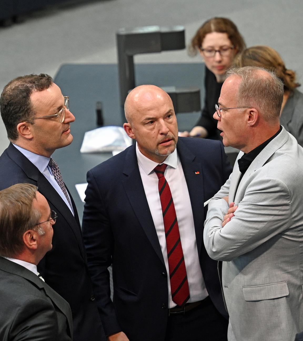 Berlin: Jens Spahn (l), Vorsitzender der Unions-Fraktion im Bundestag, Alexander Hoffmann, CSU-Landesgruppenchef (M) und Matthias Miersch, SPD-Fraktionsvorsitzender, unterhalten sich im Bundestag zu Beginn der Sitzung. 
