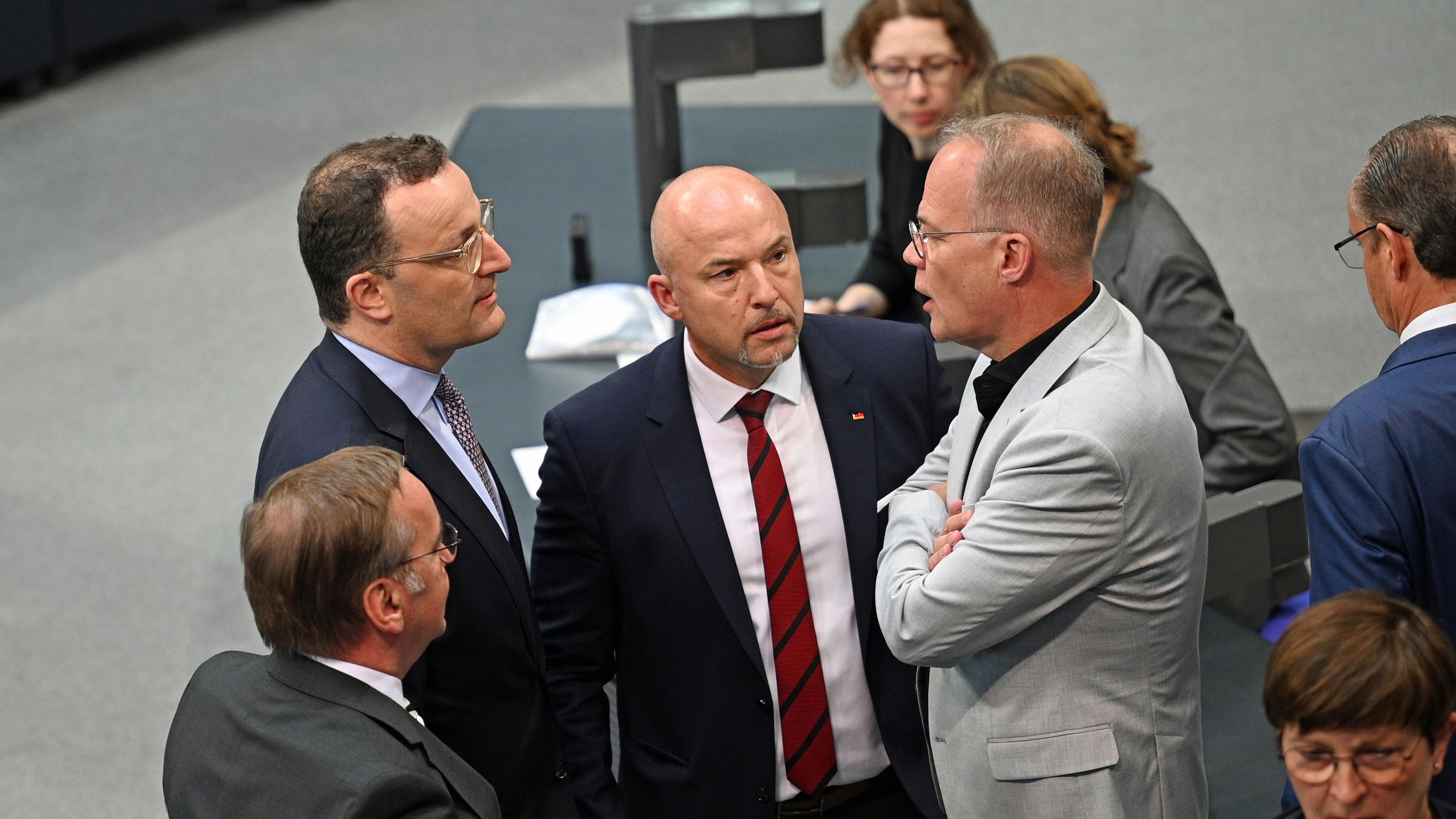 Berlin: Jens Spahn (l), Vorsitzender der Unions-Fraktion im Bundestag, Alexander Hoffmann, CSU-Landesgruppenchef (M) und Matthias Miersch, SPD-Fraktionsvorsitzender, unterhalten sich im Bundestag zu Beginn der Sitzung. 