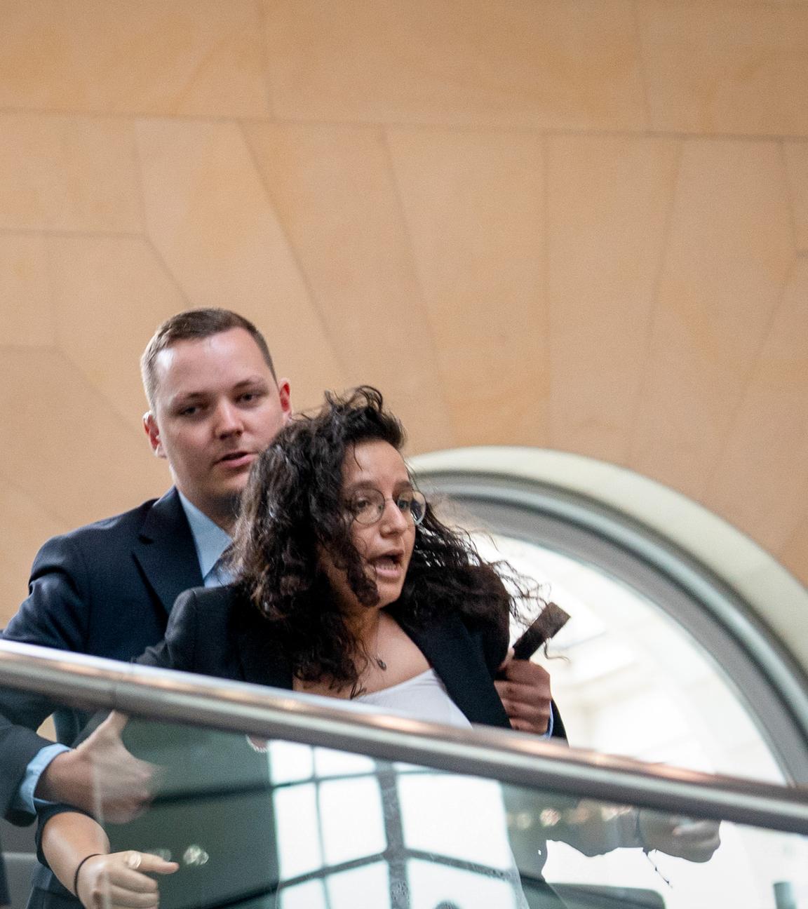 Eine Frau muss den Bundestag verlassen