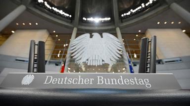 Das Rednerpult ist am 19. März 2025 im Bundestag im Reichstagsgebäude in Berlin vor dem Bundesadler, dem Symbol der deutschen Staatlichkeit, zu sehen, während der Plenarsaal für die konstituierende Sitzung des Parlaments vorbereitet wird. Der Plenarsaal im Reichstagsgebäude wird für die erste, konstituierende Sitzung des neu gewählten 21. Deutschen Bundestages am 25. März 2025 umgebaut.