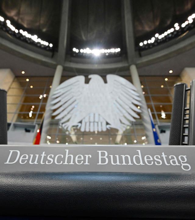 Das Rednerpult ist am 19. März 2025 im Bundestag im Reichstagsgebäude in Berlin vor dem Bundesadler, dem Symbol der deutschen Staatlichkeit, zu sehen, während der Plenarsaal für die konstituierende Sitzung des Parlaments vorbereitet wird. Der Plenarsaal im Reichstagsgebäude wird für die erste, konstituierende Sitzung des neu gewählten 21. Deutschen Bundestages am 25. März 2025 umgebaut.
