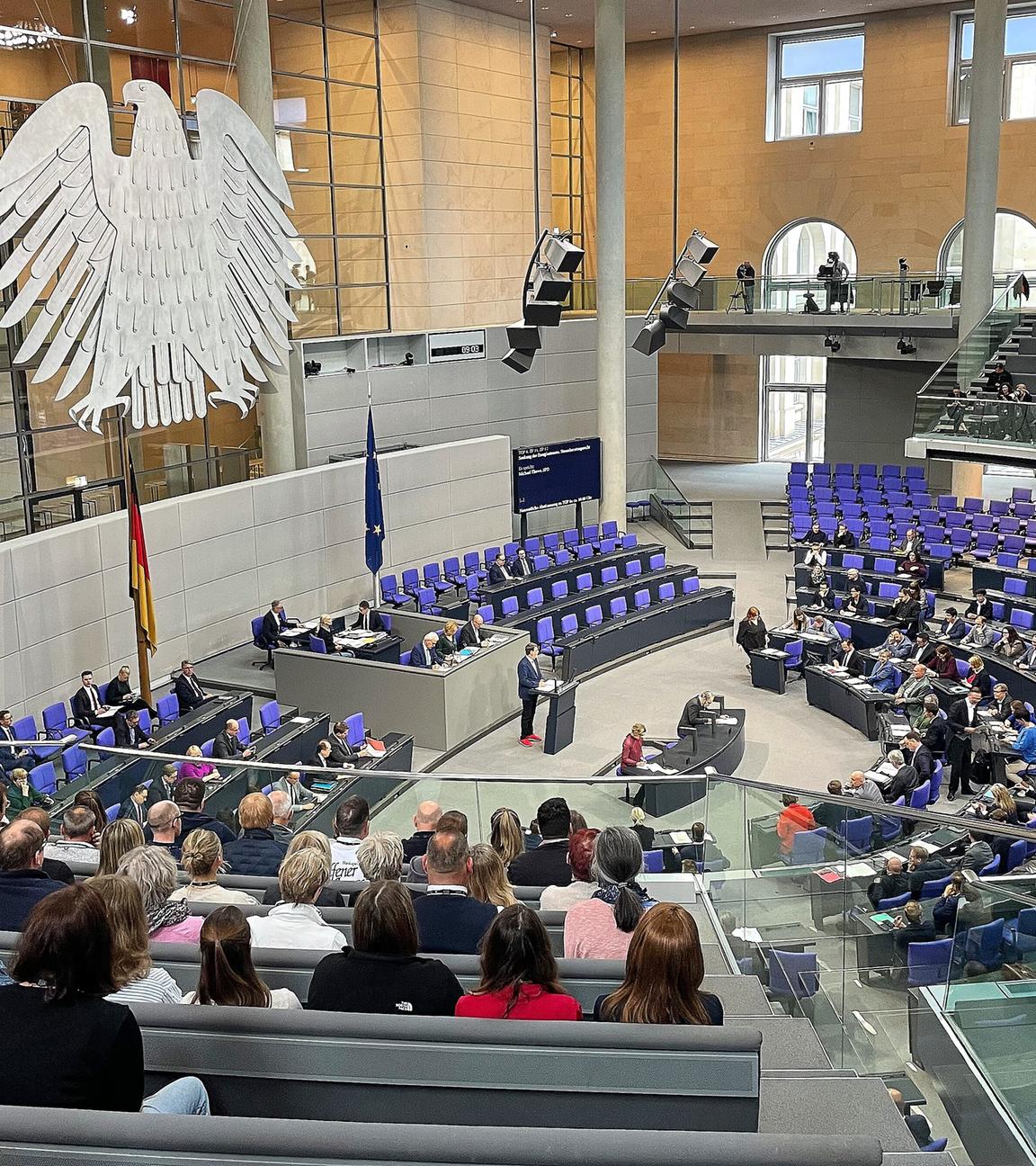 undestagssitzung: Blick ins Plenum, Michael Thews (SPD) steht am Rednerpult