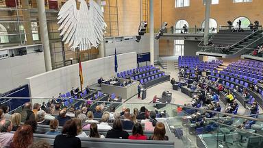 undestagssitzung: Blick ins Plenum, Michael Thews (SPD) steht am Rednerpult
