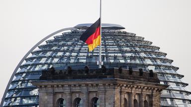 Flagge auf dem Reichstag auf Halbmast