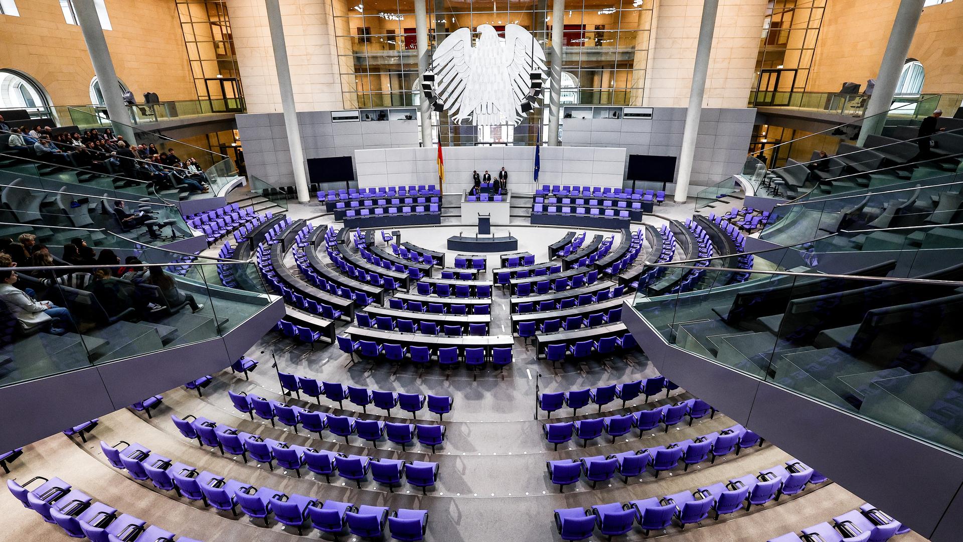 Ein Blick auf die leeren Sitze nach einer Sitzung des Deutschen Bundestages.