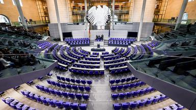 Ein Blick auf die leeren Sitze nach einer Sitzung des Deutschen Bundestages.