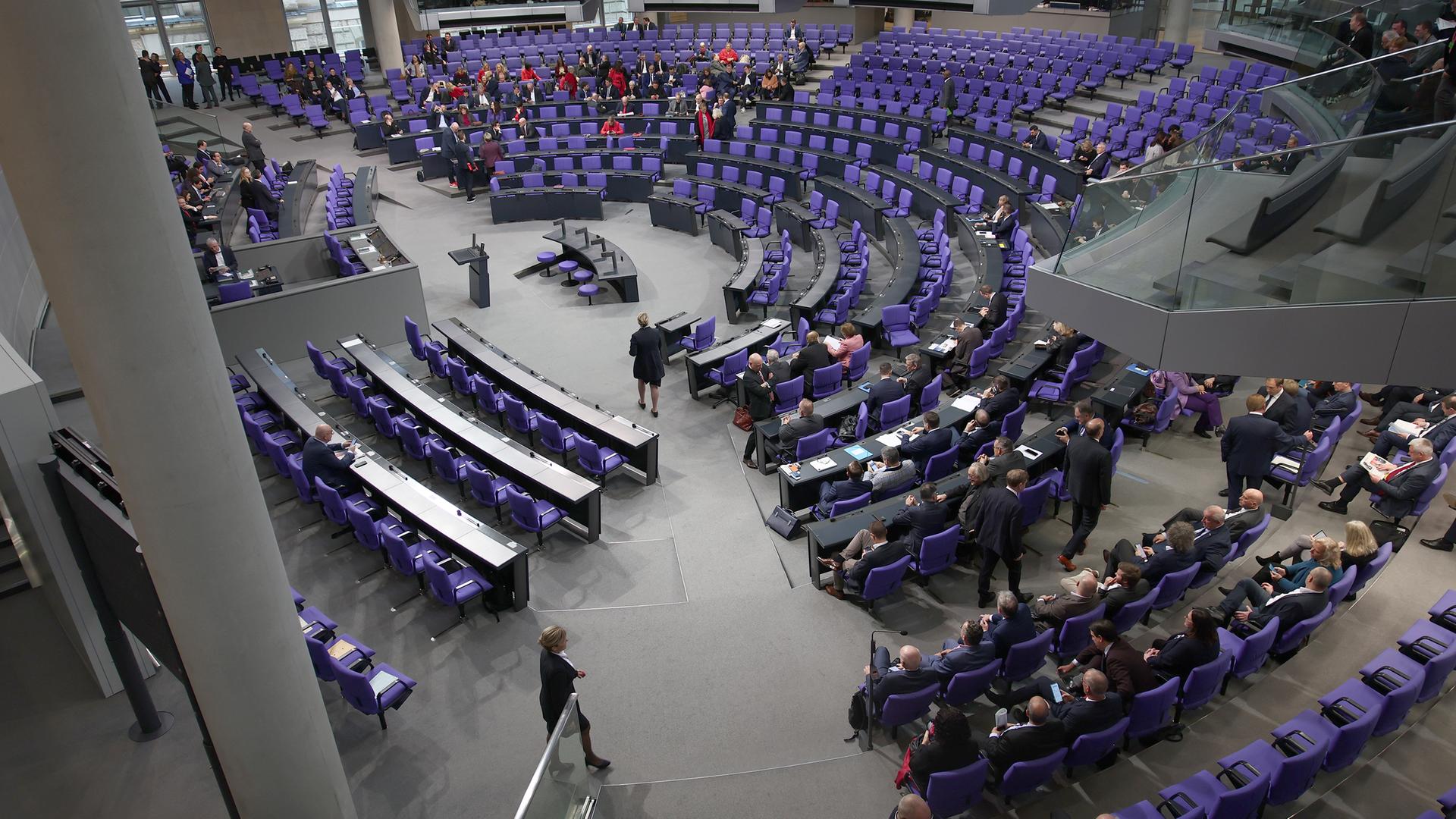 Abgeordnete kommen in den Plenarsaal vor der Vertrauensfrage durch Bundeskanzler Scholz