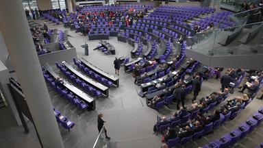 Abgeordnete kommen in den Plenarsaal vor der Vertrauensfrage durch Bundeskanzler Scholz
