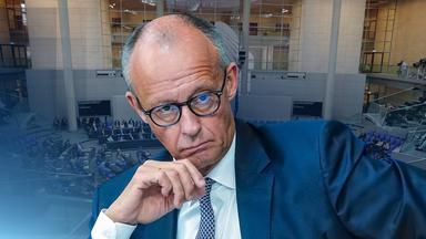 Ein Bild von Friedrich Merz in dunkelblauem Anzug vor einem Bild des Bundestags.
