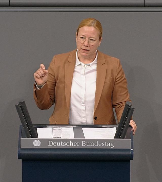 Dagmar Schmidt von der SPD am Podium im Bundestag