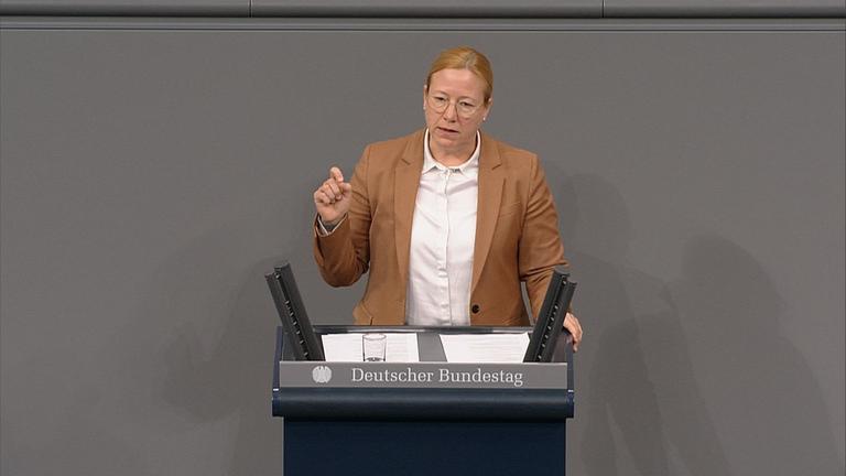Dagmar Schmidt von der SPD am Podium im Bundestag