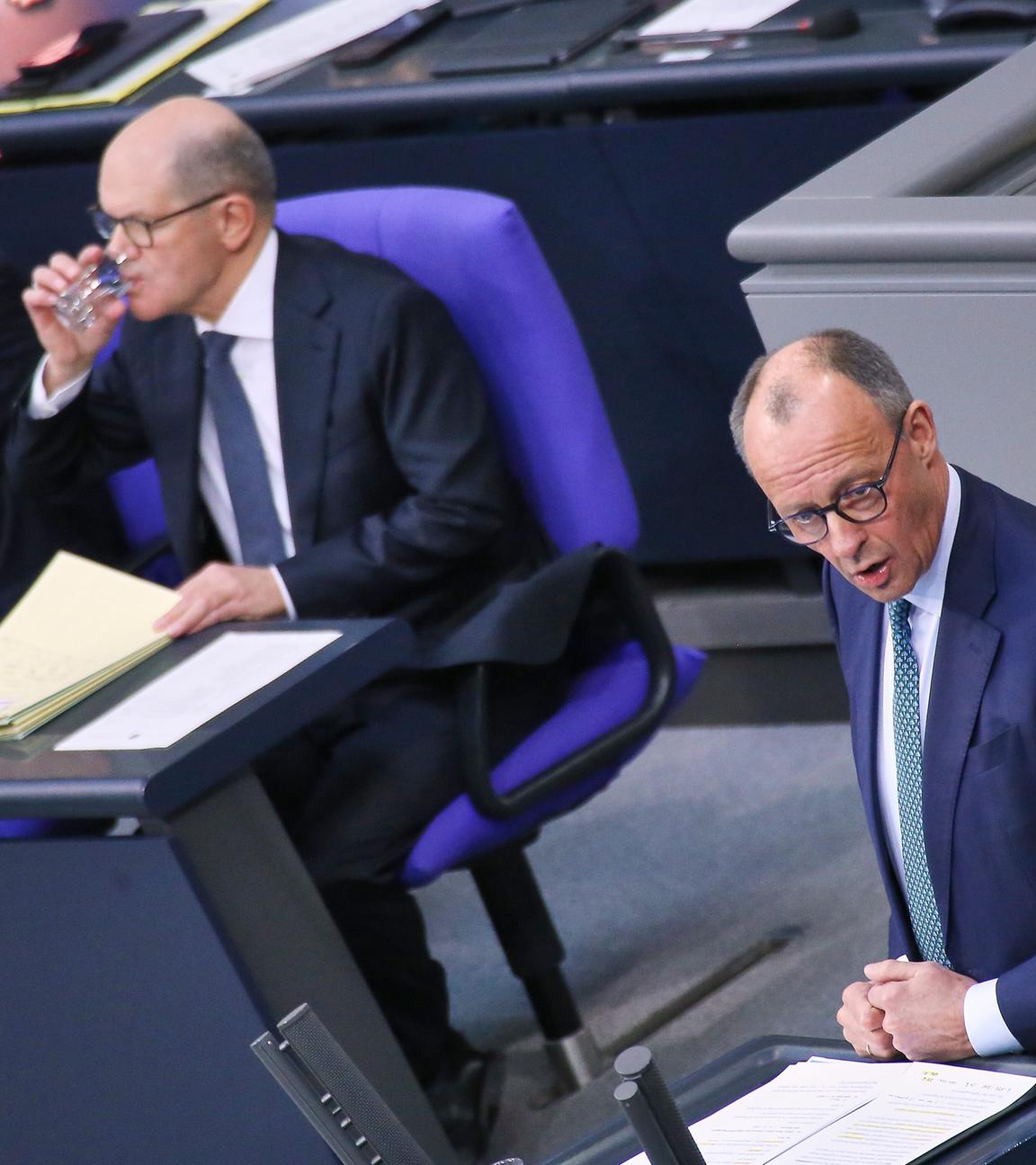 Bundesminister fuer Wirtschaft und Klimaschutz Robert Habeck (Buendnis90/Die Gruenen), Bundeskanzler Olaf Scholz (SPD) und Friedrich Merz in der Generaldebatte