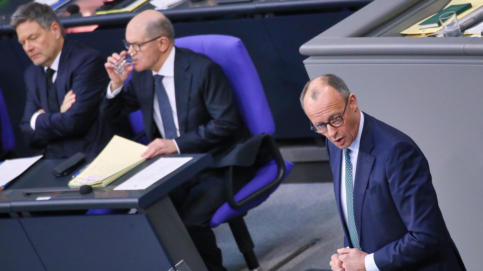 Bundesminister fuer Wirtschaft und Klimaschutz Robert Habeck (Buendnis90/Die Gruenen), Bundeskanzler Olaf Scholz (SPD) und Friedrich Merz in der Generaldebatte