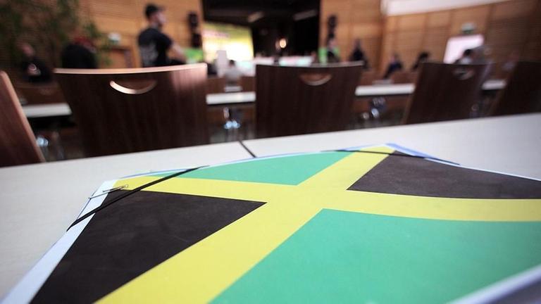 Archiv: Eine Mappe mit einer Jamaika-Fahne als Aufdruck