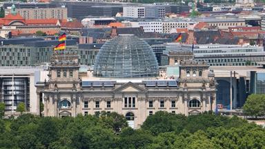 Zu sehen ist der Deutsche Bundestag von oben.