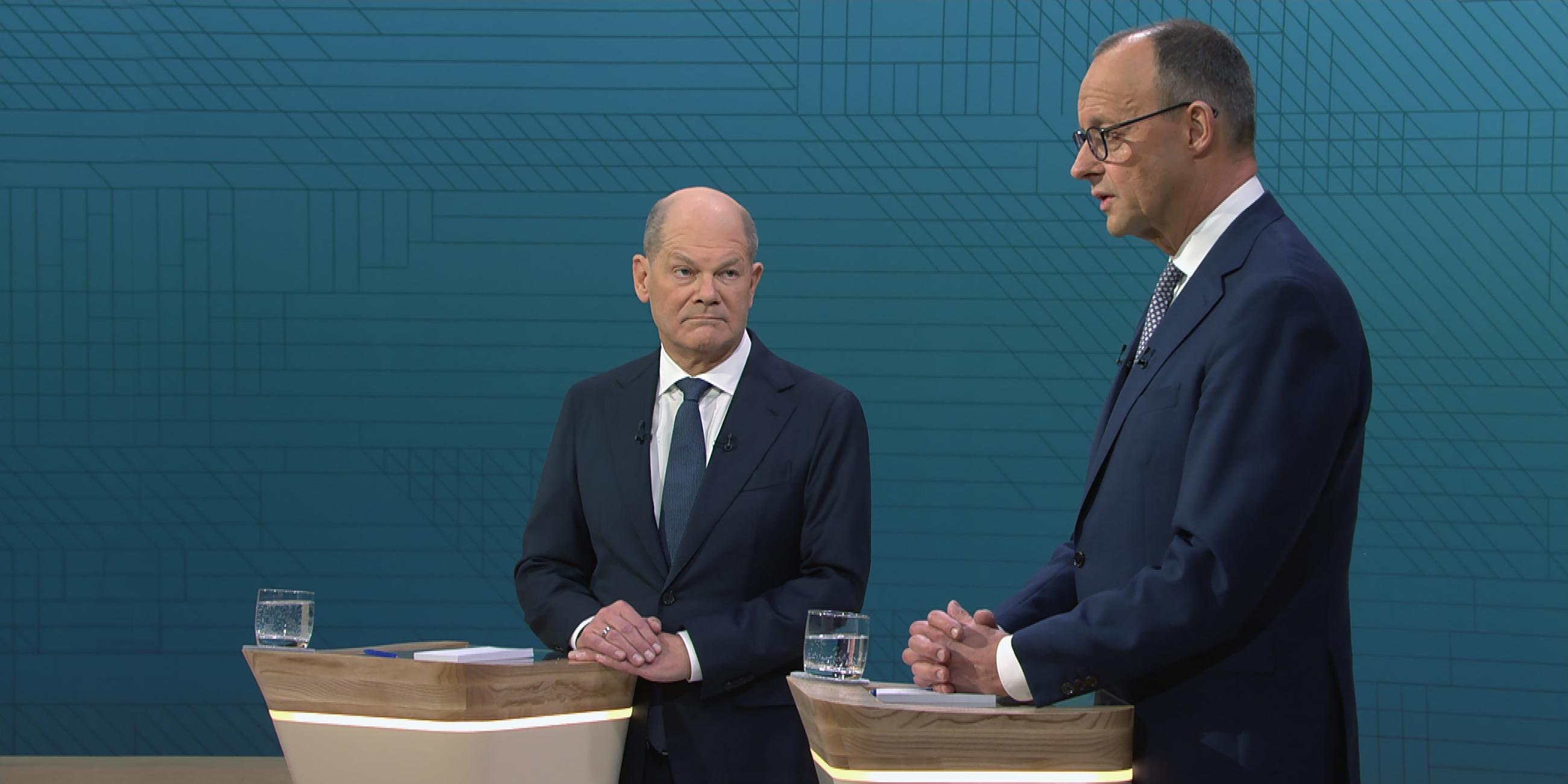 Olaf Scholz (SPD) und Friedrich Merz (CDU) im Studio beim TV-Duell