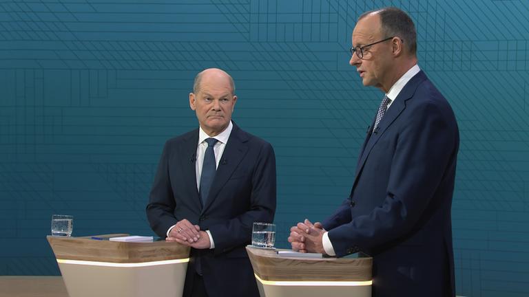 Olaf Scholz (SPD) und Friedrich Merz (CDU) im Studio beim TV-Duell