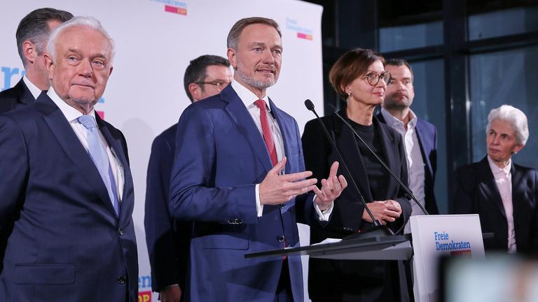 (L-R): Wolfgang Kubicki, dahinter verdeckt Christian Duerr, Marco Buschmann, Christian Lindner, Bettina Stark-Watzinger, Johannes Vogel und Marie-Agnes Strack-Zimmermann