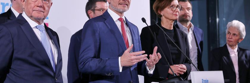 (L-R): Wolfgang Kubicki, dahinter verdeckt Christian Duerr, Marco Buschmann, Christian Lindner, Bettina Stark-Watzinger, Johannes Vogel und Marie-Agnes Strack-Zimmermann
