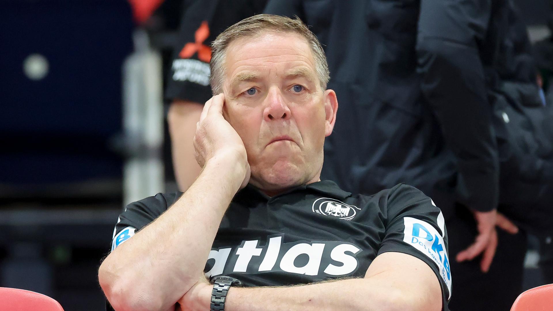 Handball-Bundestrainer Alfred Gislason beim Spiel gegen die Schweiz