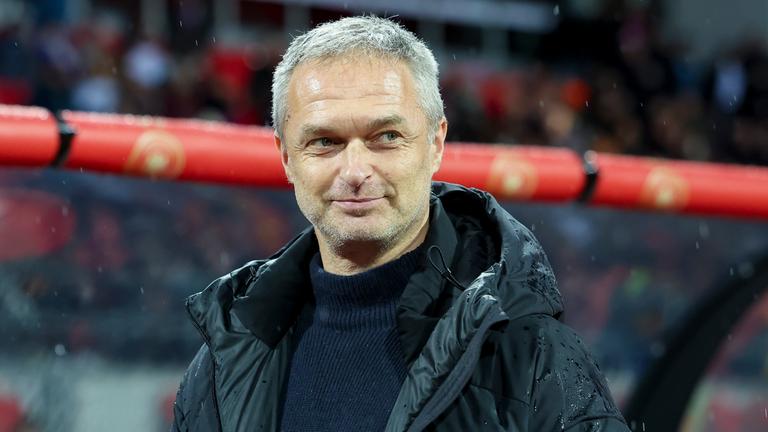 Bundestrainer Christian Wück auf dem Platz.