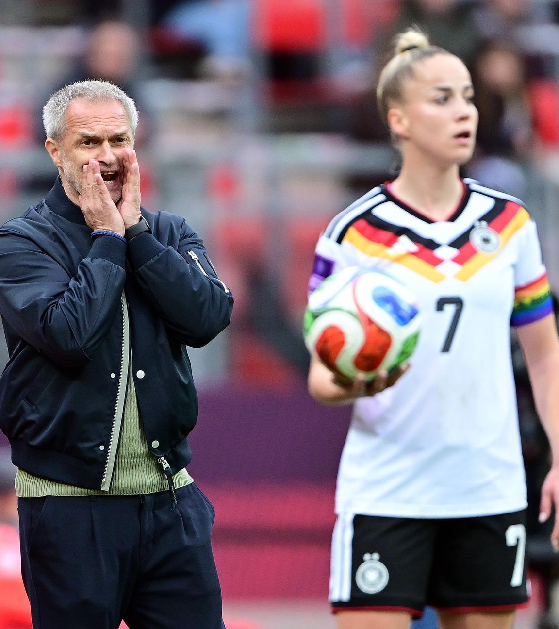 Fussballbundestrainer Christian Wück mit der Spielerin Giulia Gwinn auf dem Spielfeld am 14.04.2026 im Spiel gegen Österreich.