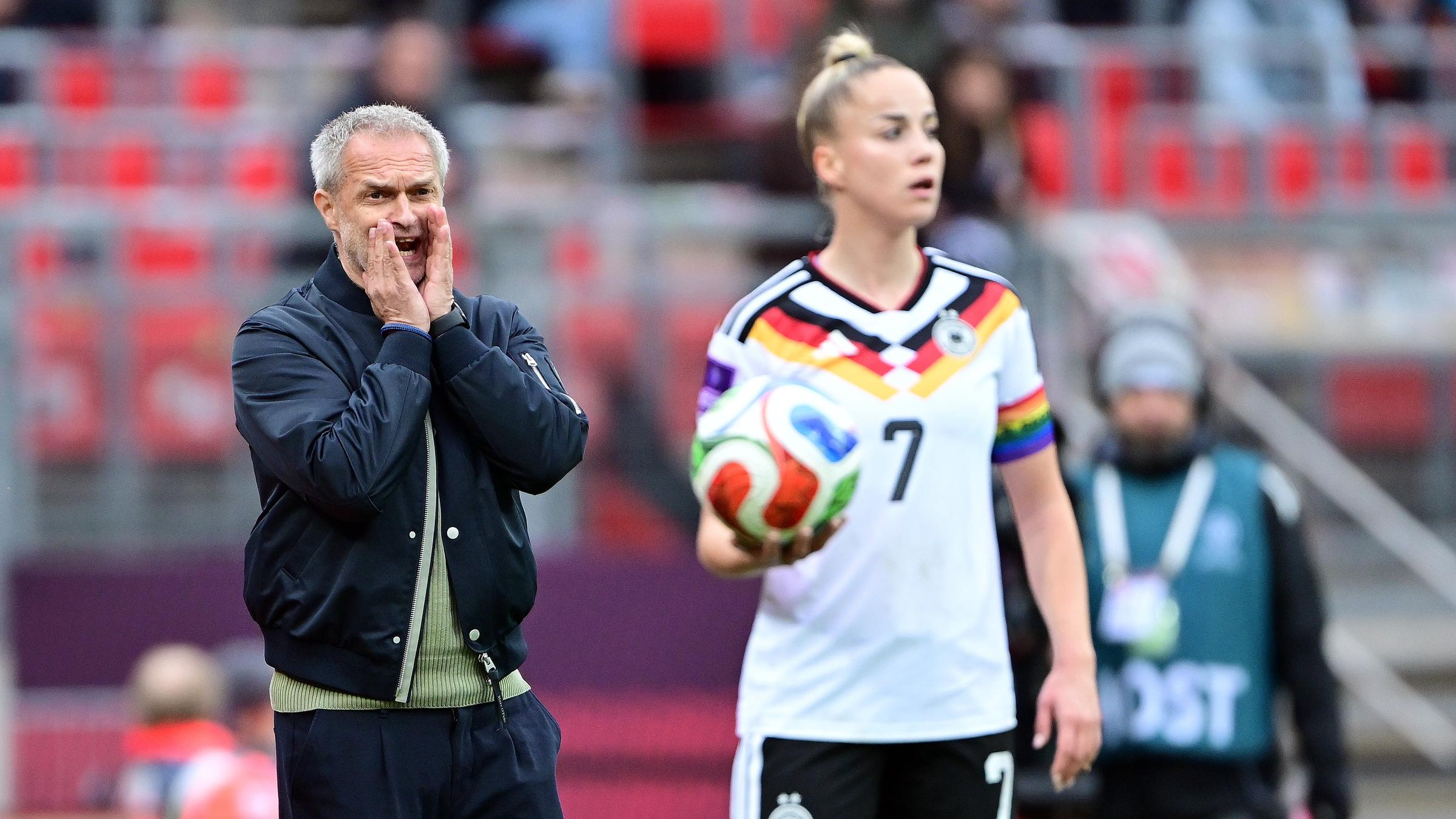 Fussballbundestrainer Christian Wück mit der Spielerin Giulia Gwinn auf dem Spielfeld am 14.04.2026 im Spiel gegen Österreich.