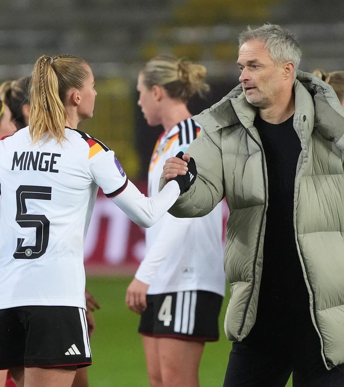 Bundestrainer Christian Wück mit Janina Minge des deutschen Frauenfußballteams am 28.11.2025 in Kaiserslautern.