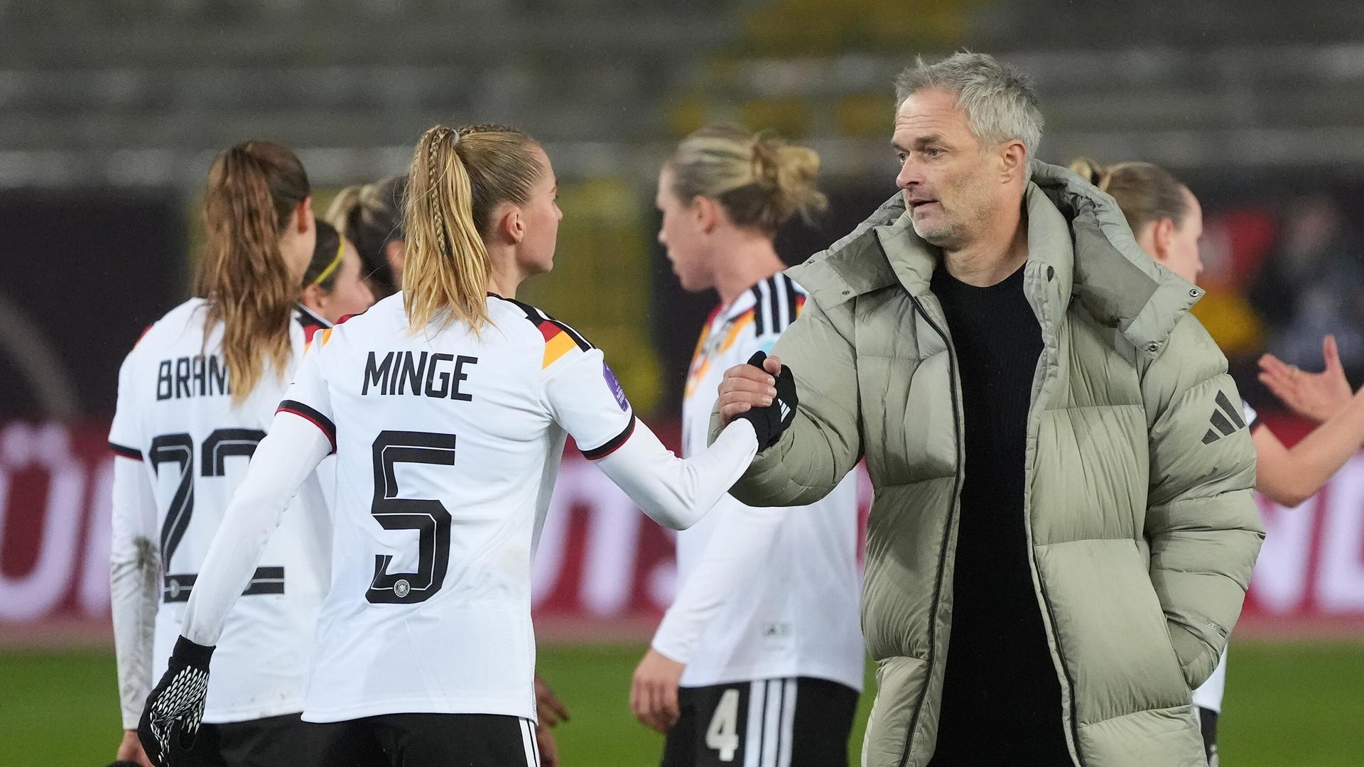 Bundestrainer Christian Wück mit Janina Minge des deutschen Frauenfußballteams am 28.11.2025 in Kaiserslautern.