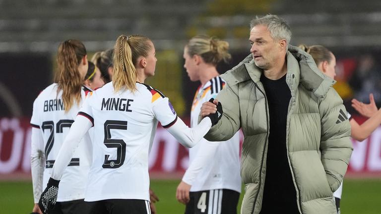 Bundestrainer Christian Wück mit Janina Minge des deutschen Frauenfußballteams am 28.11.2025 in Kaiserslautern.