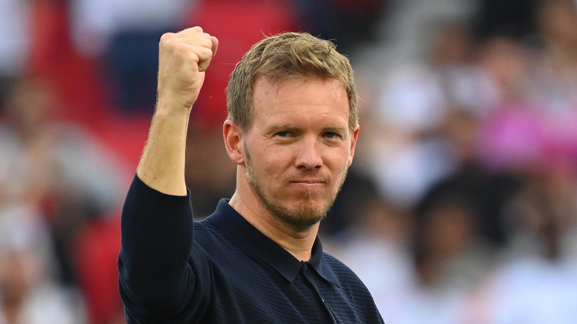 Bundestrainer Julian Nagelsmann ballt die Faust.