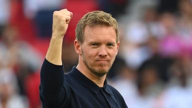 Bundestrainer Julian Nagelsmann ballt die Faust.