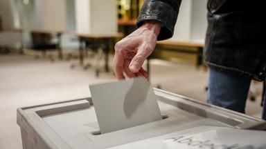 Berlin: Ein Wähler gibt seine Stimme für die Bundestagswahl ab. 
