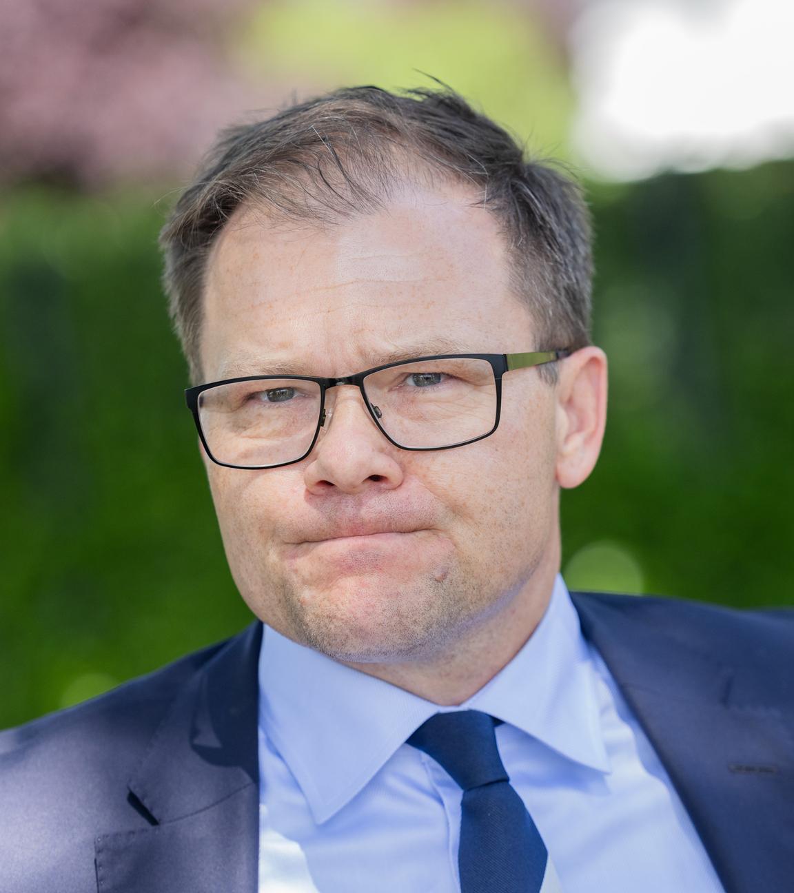 Bundesumweltminister Carsten Schneider (SPD) steht bei Trockenheit und Niedrigwasser am Rhein bei Bonn. 