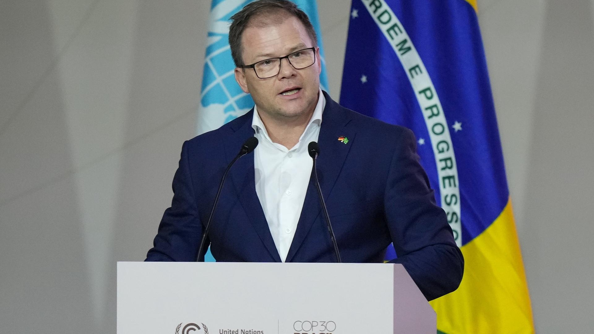 Carsten Schneider, Bundesminister für Umwelt, Klimaschutz, Naturschutz und nukleare Sicherheit, spricht während einer Plenarsitzung auf dem UN-Klimagipfel COP30.