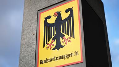 Ein Hinweisschild mit Bundesadler und dem Schriftzug Bundesverfassungsgericht, aufgenommen vor dem Gericht.