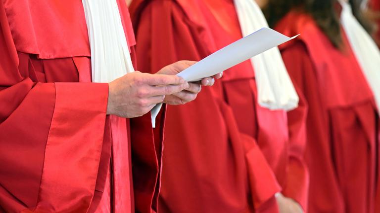 Symbolbild: Bundesverfassungsrichter in ihren Roben bei einer Urteilsverkündung