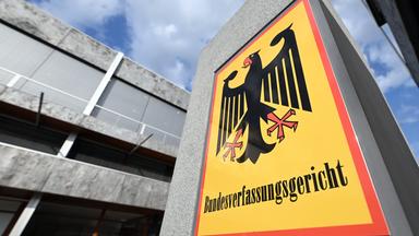 Symbolbild:  Ein Schild mit Bundesadler und dem Schriftzug Bundesverfassungsgericht, aufgenommen vor dem Gericht.