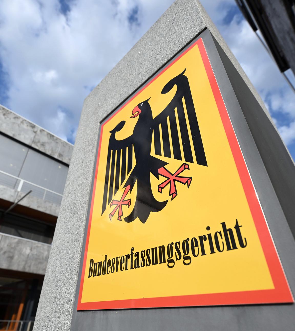 Baden-Württemberg, Karlsruhe: Ein Schild mit Bundesadler und dem Schriftzug Bundesverfassungsgericht, aufgenommen vor dem Gericht.