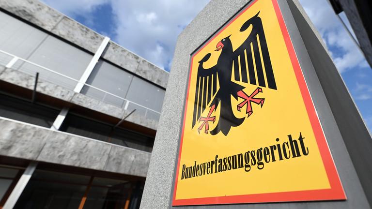 Baden-Württemberg, Karlsruhe: Ein Schild mit Bundesadler und dem Schriftzug Bundesverfassungsgericht, aufgenommen vor dem Gericht.