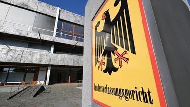  Ein Schild mit der Aufschrift Bundesverfassungsgericht steht vor dem Gebäude des Bundesverfassungsgerichts.