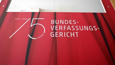 Eine Aufschrift mit dem Text „75 Jahre Bundesverfassungsgericht“ am Bundesverfassungsgericht in Karlsruhe