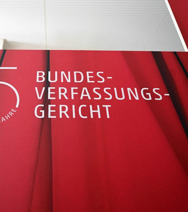 Eine Aufschrift mit dem Text „75 Jahre Bundesverfassungsgericht“ am Bundesverfassungsgericht in Karlsruhe