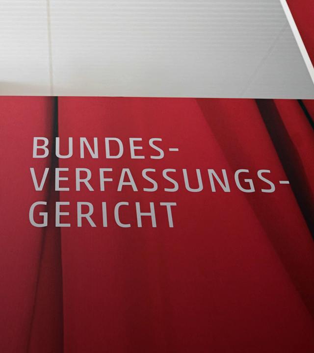 Eine Aufschrift mit dem Text „75 Jahre Bundesverfassungsgericht“ am Bundesverfassungsgericht in Karlsruhe