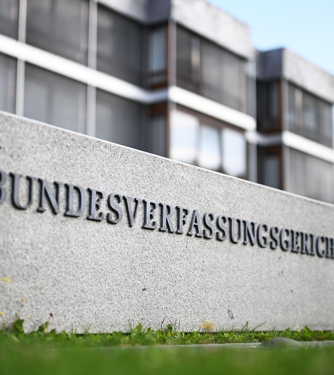 Aussenaufnahme des Bundesverfassungsgerichtes mit dem Schriftzug Bundesverfassungsgericht.