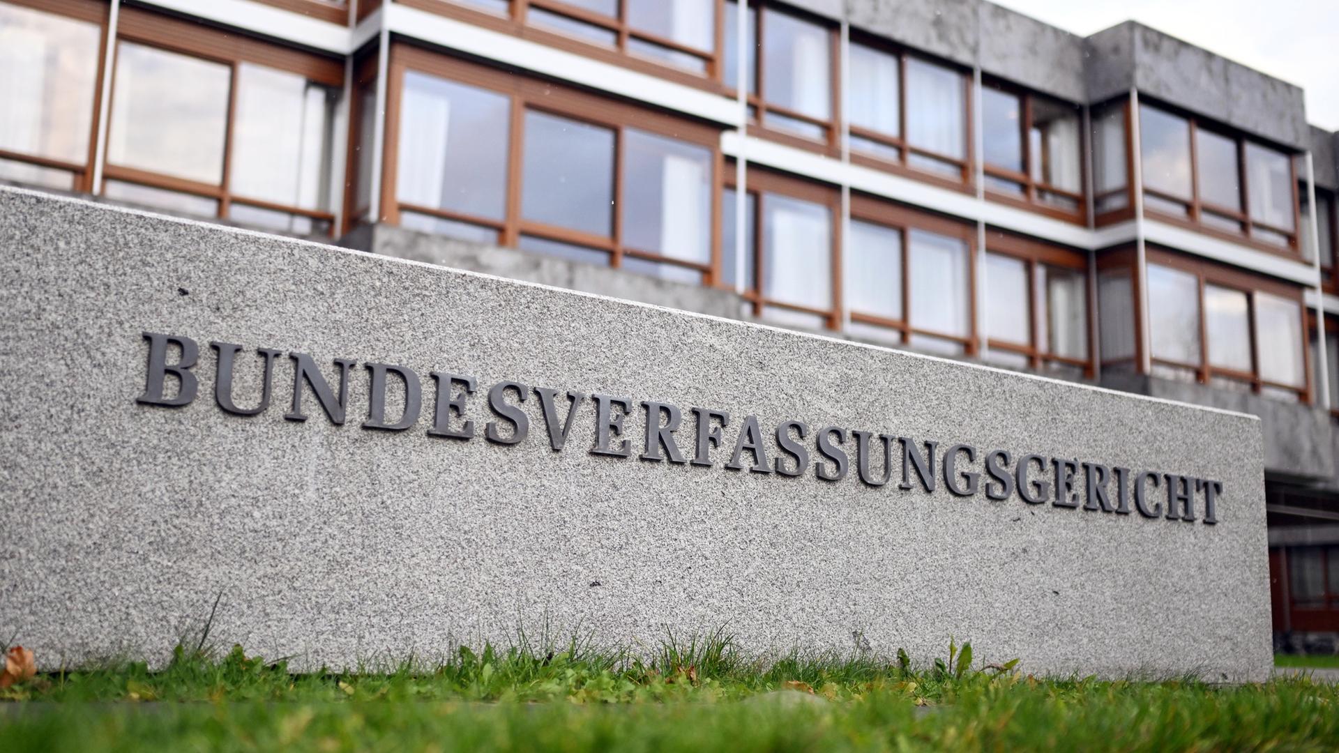 Der Schriftzug "Bundesverfassungsgericht" ist auf einem Stein vor dem Gebäude des Bundesverfassungsgerichts angebracht.