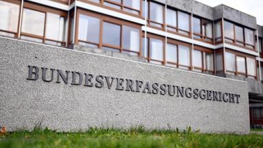 Der Schriftzug "Bundesverfassungsgericht" ist auf einem Stein vor dem Gebäude des Bundesverfassungsgerichts angebracht.