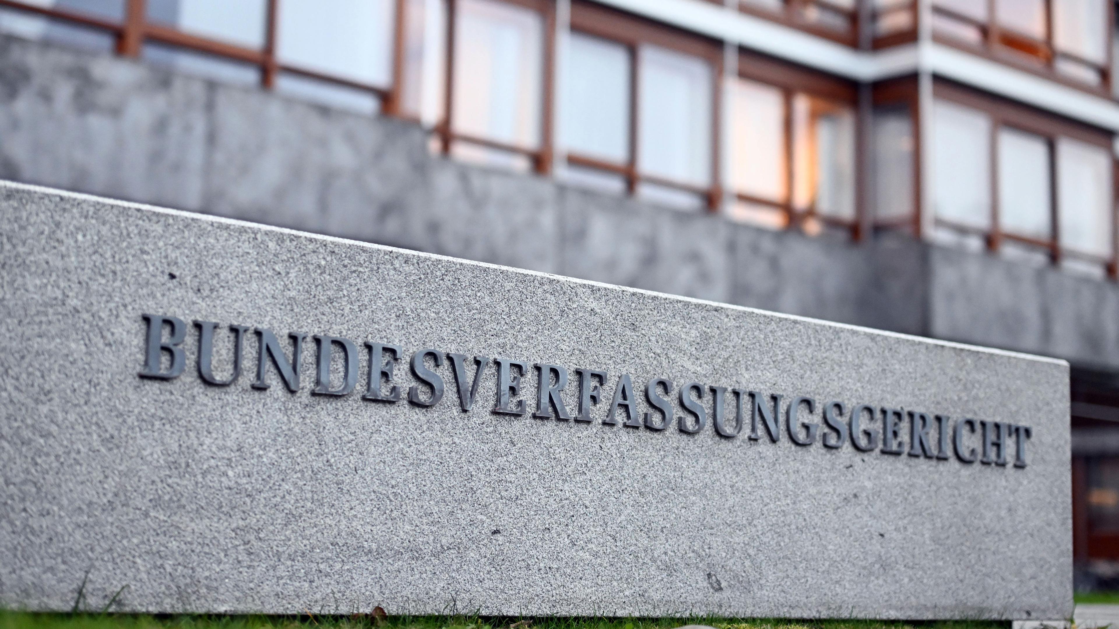 Baden-Württemberg, Karlsruhe: Ein Schriftzug "Bundesverfassungsgericht" steht vor dem Gebäude des Gerichts.
