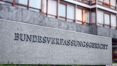 Baden-Württemberg, Karlsruhe: Ein Schriftzug "Bundesverfassungsgericht" steht vor dem Gebäude des Gerichts.